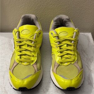 PreOwned! New Balance 2002 R- Sulpher Yellow Running Shoes SIZE mens 8.5